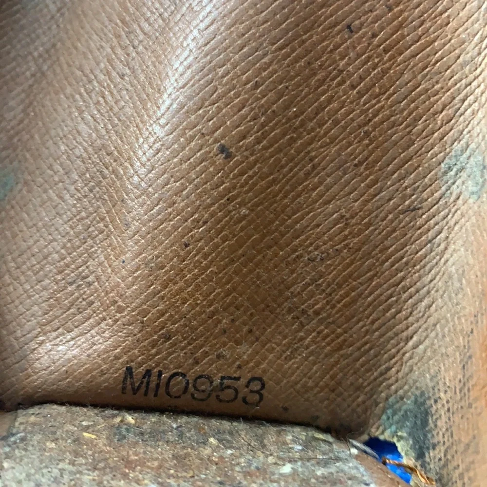 🤎 🤎 🤎 Louis Vuitton Monogram signature design LV Logo‎ 4 key holder 22